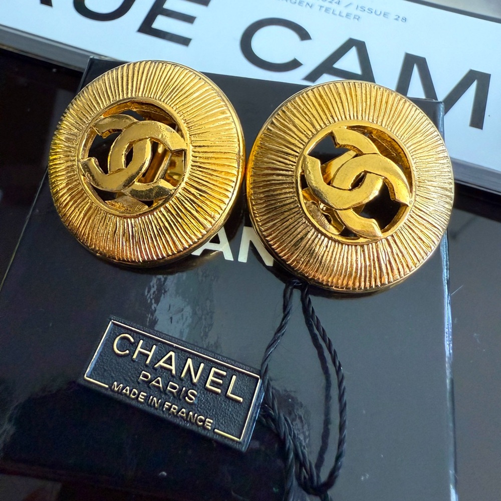 LOT 2031 24K gold plated CHANEL vintage CC clip on earrings